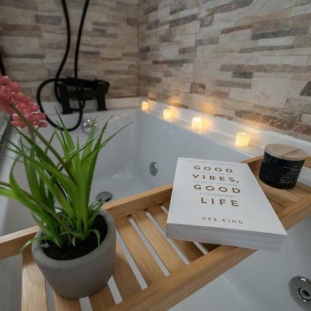 Seaside Retreat: Luxury 1-Bed, Free Parking Apartment Портсмът Екстериор снимка