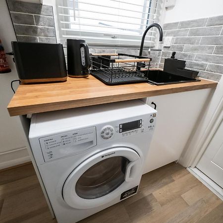 Seaside Retreat: Luxury 1-Bed, Free Parking Apartment Портсмът Екстериор снимка