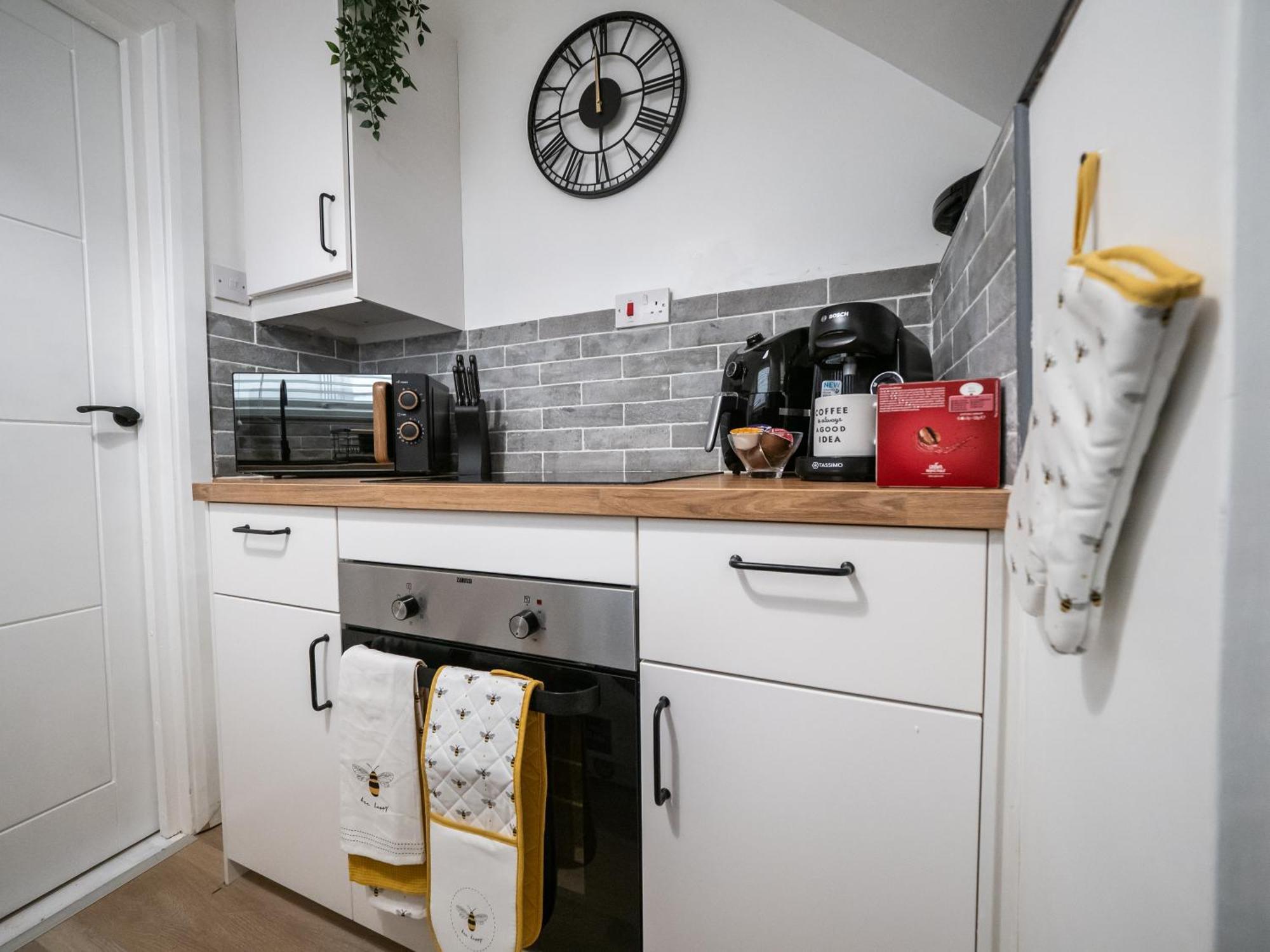 Seaside Retreat: Luxury 1-Bed, Free Parking Apartment Портсмът Екстериор снимка