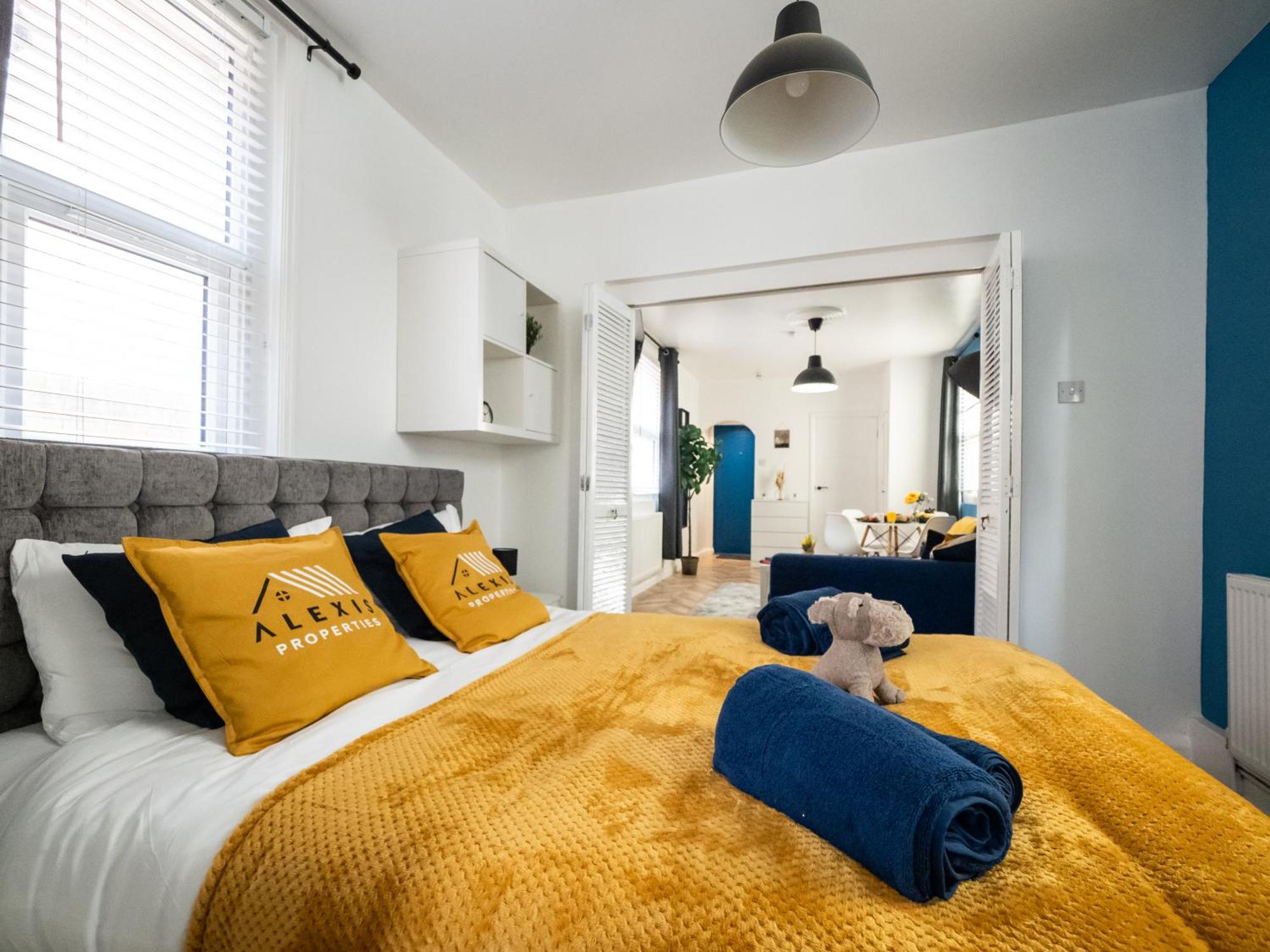 Seaside Retreat: Luxury 1-Bed, Free Parking Apartment Портсмът Екстериор снимка