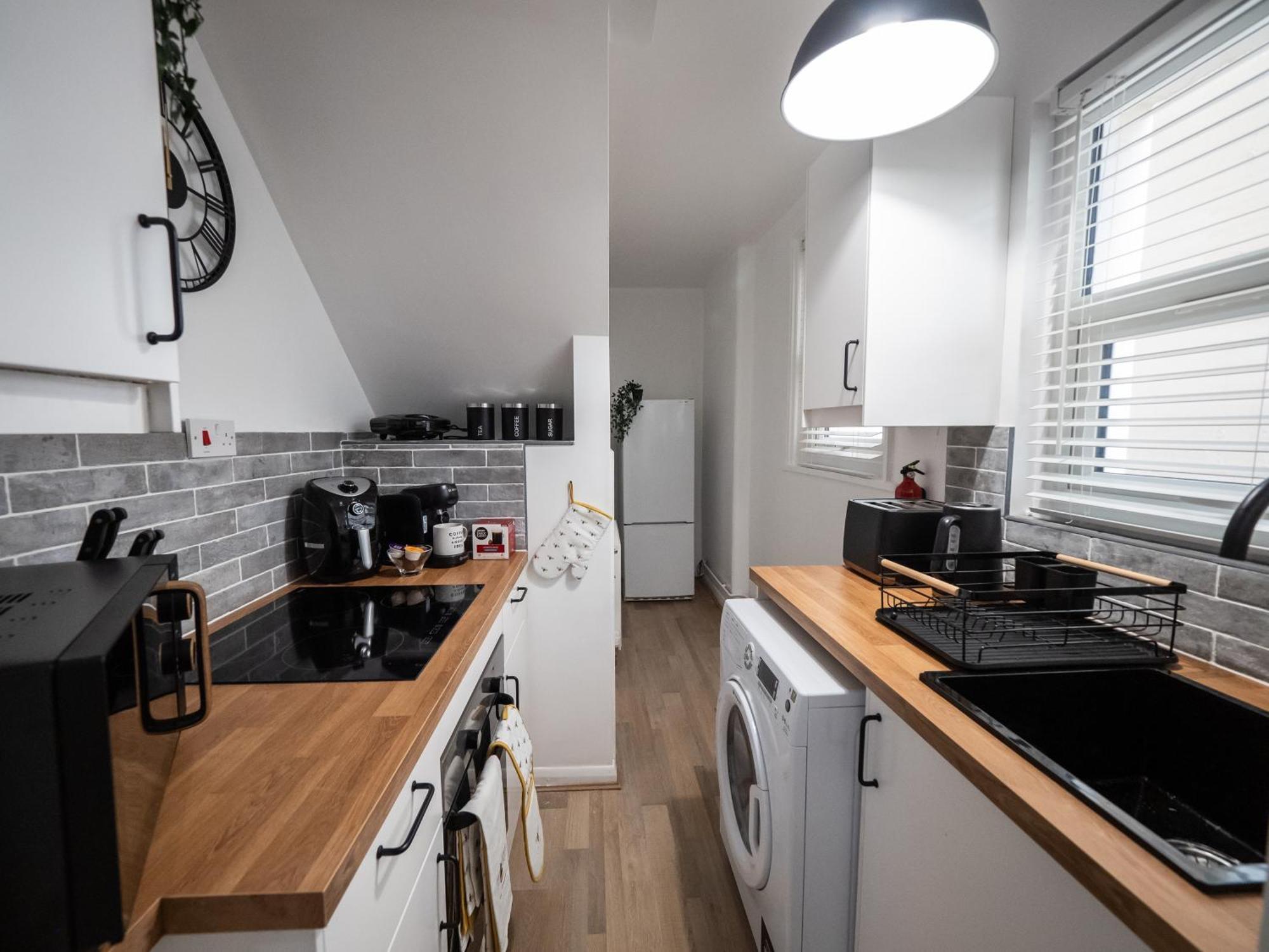 Seaside Retreat: Luxury 1-Bed, Free Parking Apartment Портсмът Екстериор снимка
